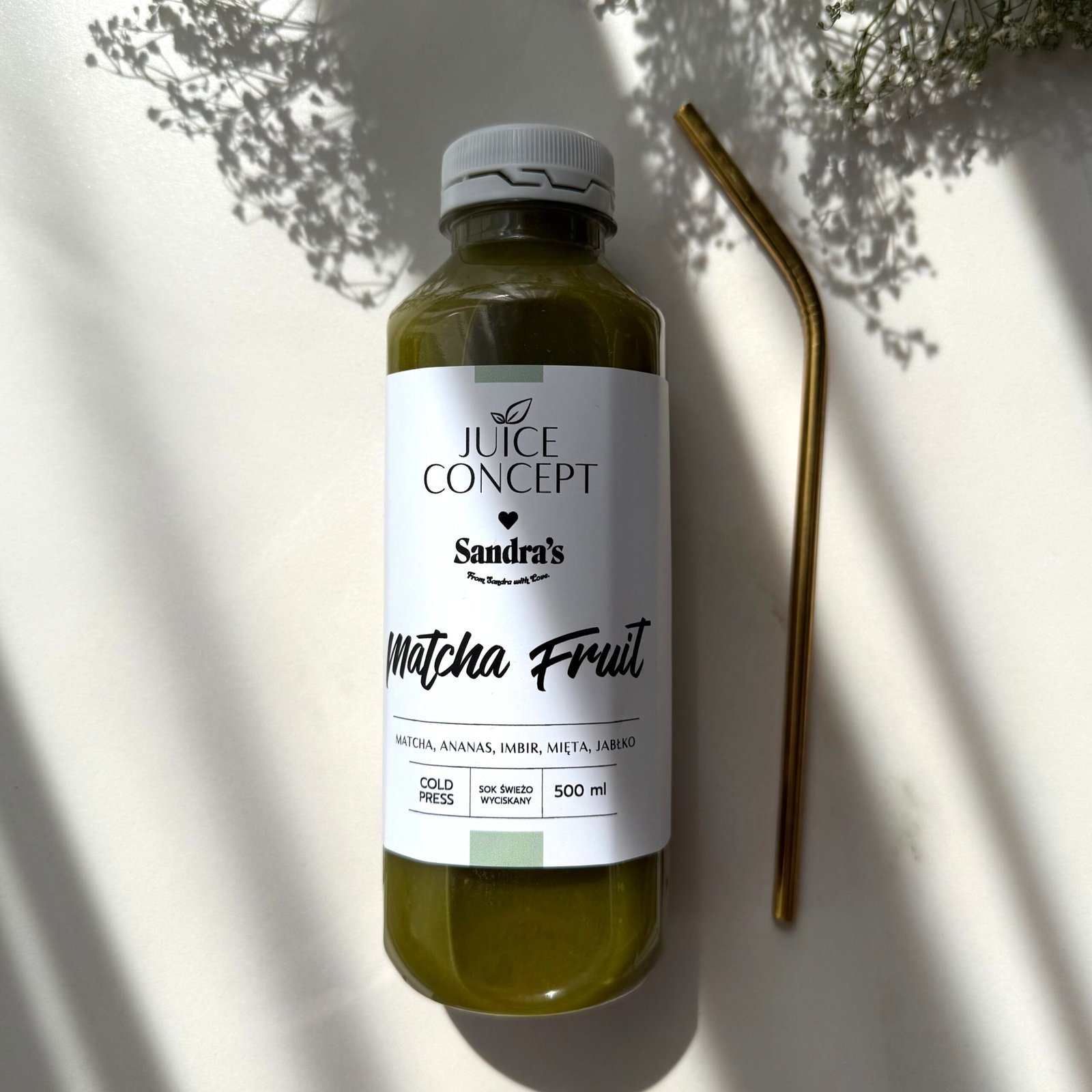 Matcha Fruit Juice Concept x Sandra Kubicka & Sandra’s Matcha to świeżo wyciskany sok premium typu cold press stworzony z myślą o naturalnym wsparciu organizmu, metabolizmu i codziennej energii. Funkcjonalny sok z matchą zawiera najwyższej jakości składniki: matchę premium, szpinak, ananas, jabłko, imbir i miętę. Naturalny sok detox wspiera oczyszczanie organizmu, mikrobiotę jelitową, odporność oraz zdrową kondycję skóry. Sok z matchą i szpinakiem został stworzony we współpracy z Sandrą Kubicką i Sandra’s Matcha dla osób, które chcą zadbać o zdrowy styl życia, energię i naturalny glow skin. Świeżo wyciskany sok cold press z matchą jest naturalnym źródłem antyoksydantów, chlorofilu i składników wspierających metabolizm oraz koncentrację. Matcha premium wspiera naturalną energię bez gwałtownego spadku energii jak po kawie i jest ceniona w świecie healthy lifestyle oraz wellness. Sok detox z ananasem, imbirem i miętą wspomaga trawienie, oczyszczanie organizmu i naturalną lekkość każdego dnia. Szpinak dostarcza chlorofilu i składników mineralnych wspierających mikrobiotę jelitową oraz naturalną regenerację organizmu. Matcha Fruit Juice Concept x Sandra Kubicka & Sandra’s Matcha to zdrowy sok premium bez konserwantów, bez dodatku cukru i bez sztucznych dodatków. Naturalnie słodki i orzeźwiający smak sprawia, że idealnie sprawdza się jako element diety detox, zdrowego odżywiania oraz codziennego rytuału wellness. Sok cold press wspiera organizm, odporność, zdrowe jelita oraz naturalne procesy oczyszczania i detoksykacji organizmu.